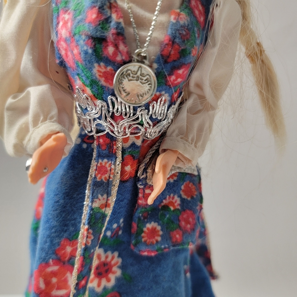 Norwegian Barbie Dolls Of The World Collection 1995 Vintage Collectible - Picture 3 of 10